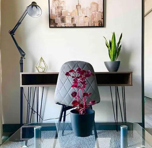 Cozy & Modern - Near The Airport