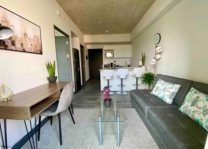 Cozy & Modern - Near The Airport