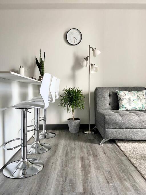 Cozy & Modern - Near The Airport Apartment *