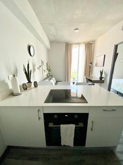 Cozy & Modern - Near The Airport Apartment
