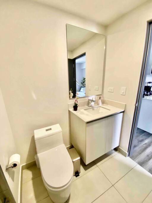 Cozy & Modern - Near The Airport *